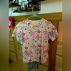 Flower scrub top